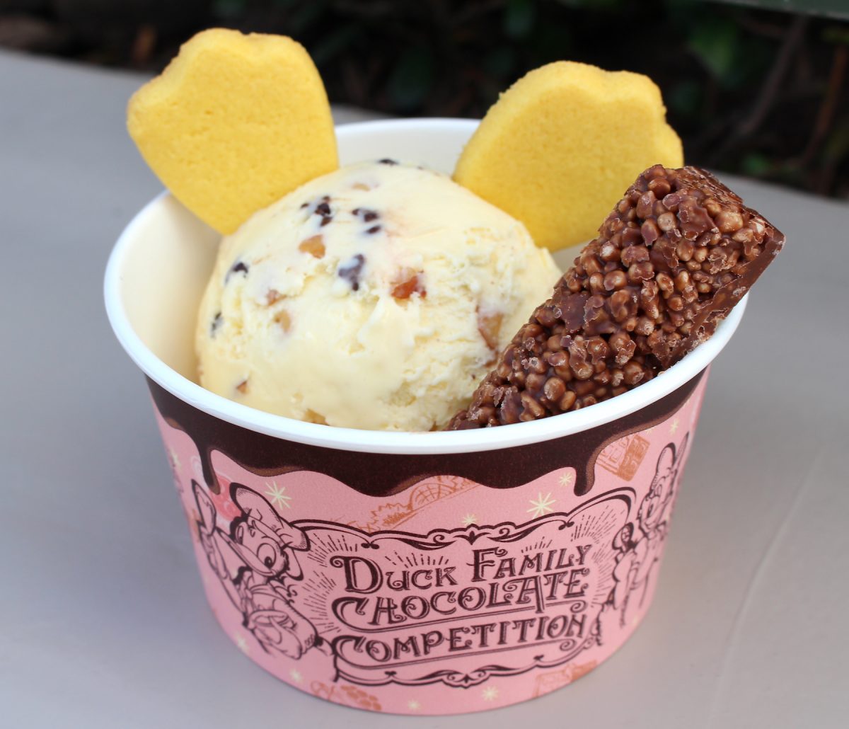 東京ディズニーランド　アイスクリームコーン　チョコナッツバニラアイス＆チョコレートクランチ