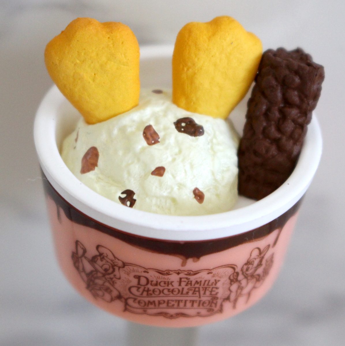 東京ディズニーランド　アイスクリームコーン　チョコナッツバニラアイス＆チョコレートクランチ　スーベニアスプーン　アップ